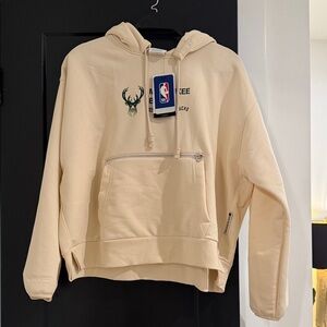 NWT Women’s L Milwaukee Bucks Cream Hoodie